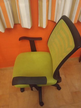 Silla de oficina ergonómica verde