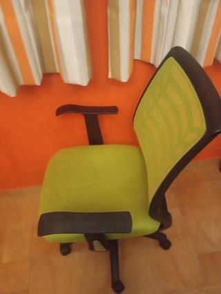 Silla de oficina ergonómica verde