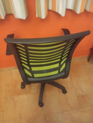 Silla de oficina ergonómica verde