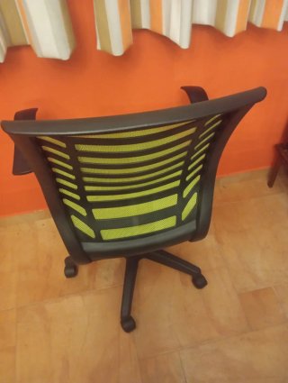 Silla de oficina ergonómica verde