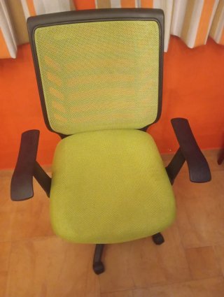 Silla de oficina ergonómica verde