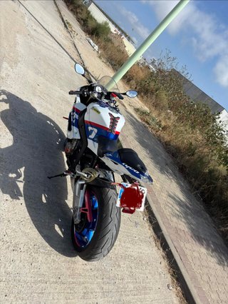BMW S1000RR Deportiva Azul y Blanca