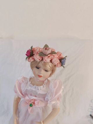 Muñeca de porcelana con vestido rosa