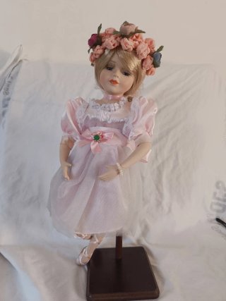 Muñeca de porcelana con vestido rosa
