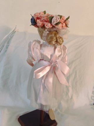 Muñeca de porcelana con vestido rosa