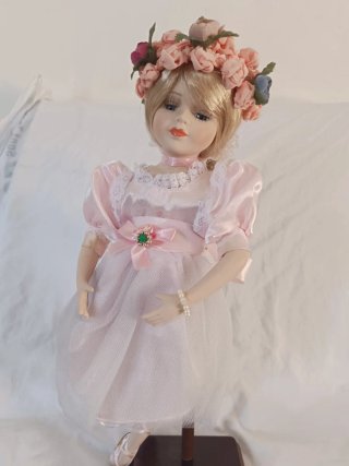 Muñeca de porcelana con vestido rosa