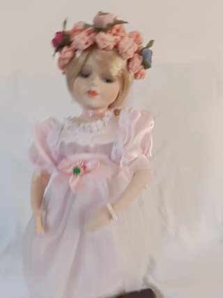 Muñeca de porcelana con vestido rosa