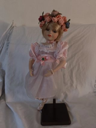 Muñeca de porcelana con vestido rosa