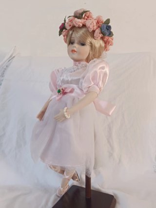 Muñeca de porcelana con vestido rosa