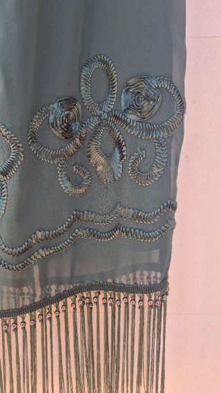 Vestido verde midi con flecos y pedrería