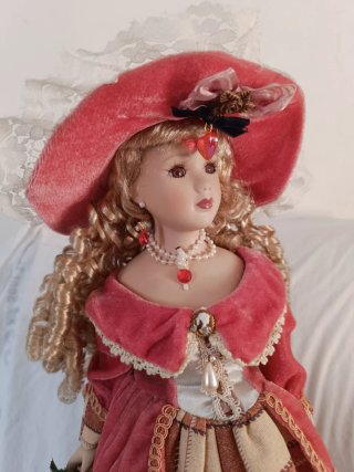 Muñeca de porcelana antigua