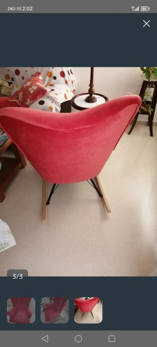 Sillón mecedora rojo de tercipelo