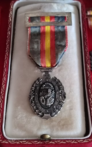 Medalla militar con ancla y cinta tricolor