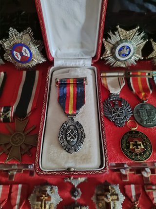 Medalla militar con ancla y cinta tricolor