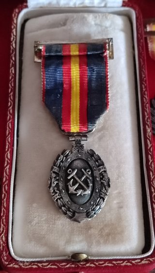 Medalla militar con ancla y cinta tricolor