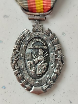 Medalla militar con ancla y cinta tricolor