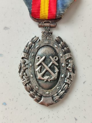 Medalla militar con ancla y cinta tricolor