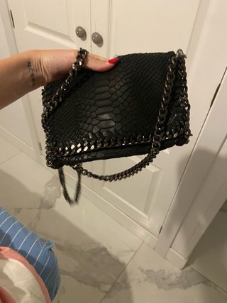 Bolso negro con cadena