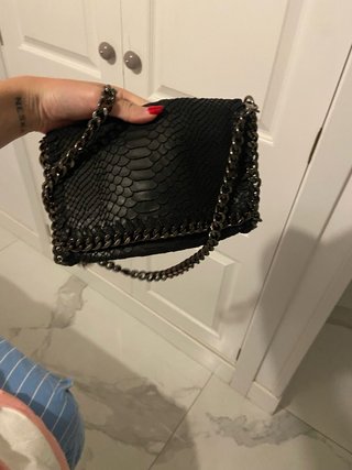 Bolso negro con cadena