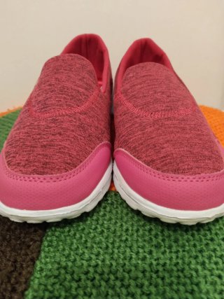 Zapatillas deportivas rosas y rojas