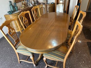 Mesa de comedor ovalada de madera con 6 sillas