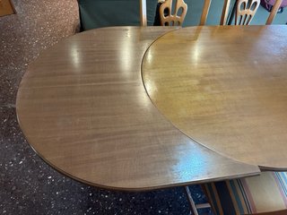Mesa de comedor ovalada de madera con 6 sillas