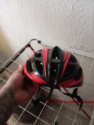 Casco de bici rojo