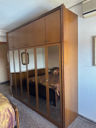 Armario grande de madera con espejos