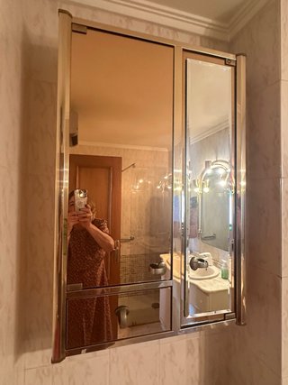Armario de baño metálico dorado y plateado