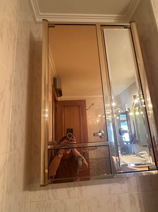 Armario de baño metálico dorado y plateado