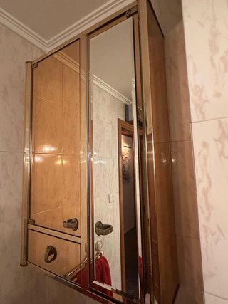 Armario de baño metálico dorado y plateado