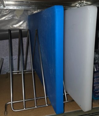 Tablas de cortar cocina azul y blanca y soporte