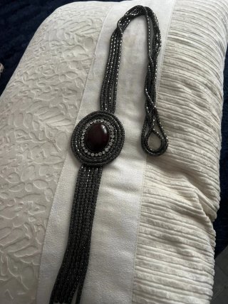 Collar vintage elegante con piedra central granate