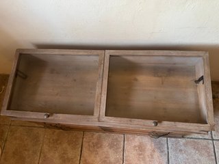 Cómoda madera y cristal