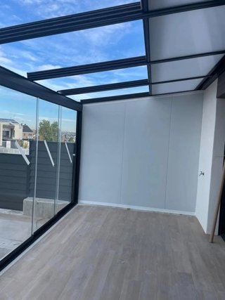 Pérgola con techo móvil