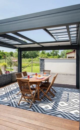 Pérgola con techo móvil