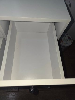 Tocador blanco con espejo y luces