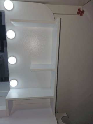 Tocador blanco con espejo y luces