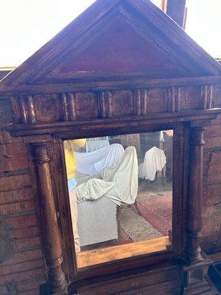 Espejo antiguo de madera maciza con frontón clásic