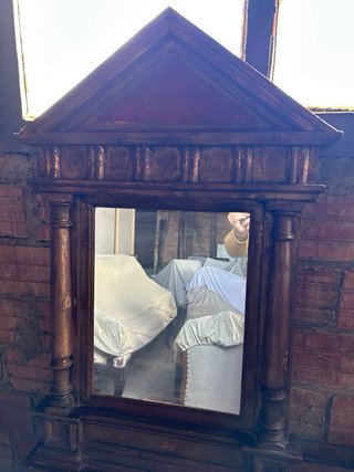 Espejo antiguo de madera maciza con frontón clásic