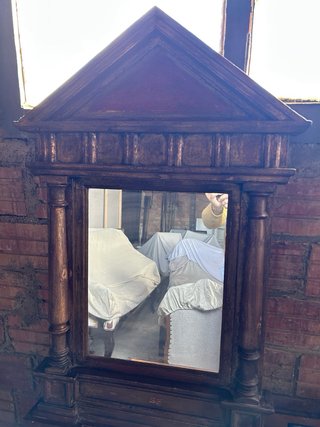 Espejo antiguo de madera maciza con frontón clásic