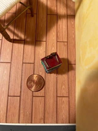 Libri in miniatura con occhiali per dollhouse