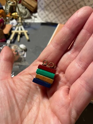 Libri in miniatura con occhiali per dollhouse