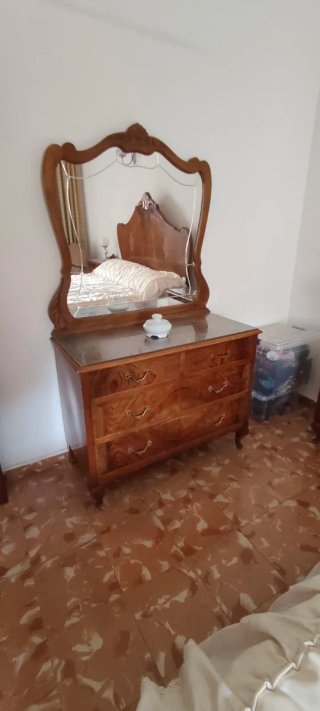 Tocador de madera con espejo