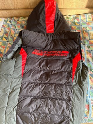 Gilet Scuderia Ferrari nero e rosso