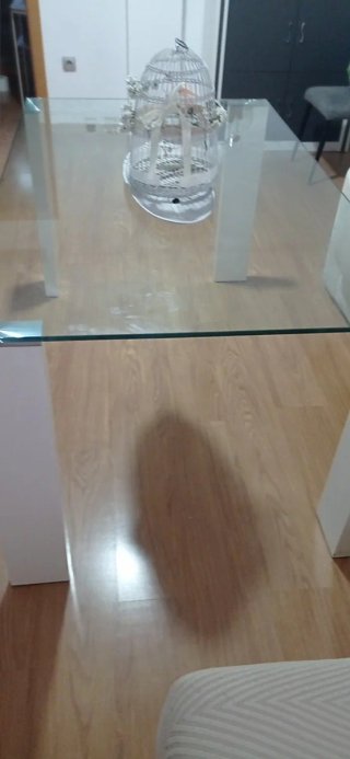 Mesa de cristal y madera