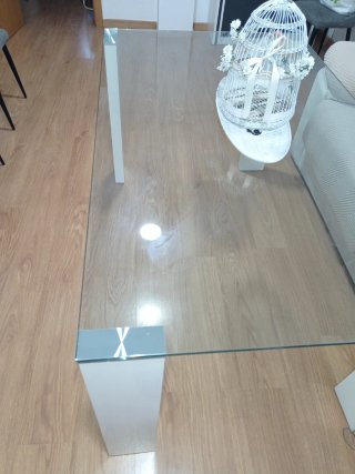 Mesa de cristal y madera