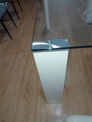 Mesa de cristal y madera