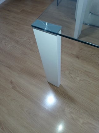 Mesa de cristal y madera