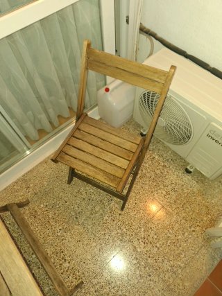 Mesa y sillas de madera gris d exterior e interior
